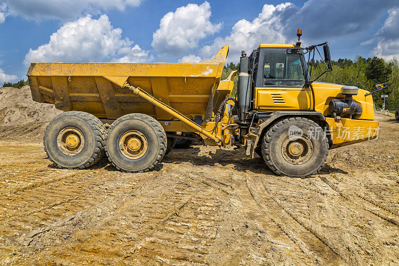 一辆黄色的自卸卡车正在建造S6公路，Goleniów，波兰