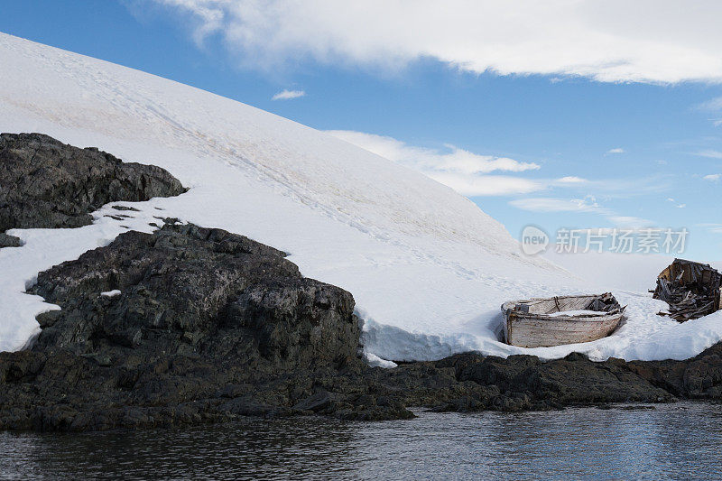 一艘废弃的捕鲸船正在南极海岸的雪地里腐烂