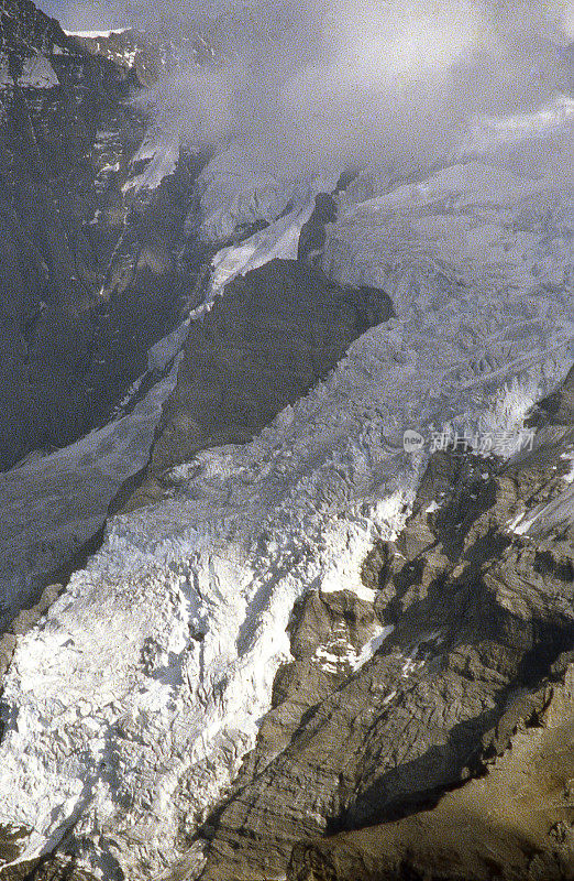 悬在少女峰上的冰川，格林德沃，瑞士阿尔卑斯山