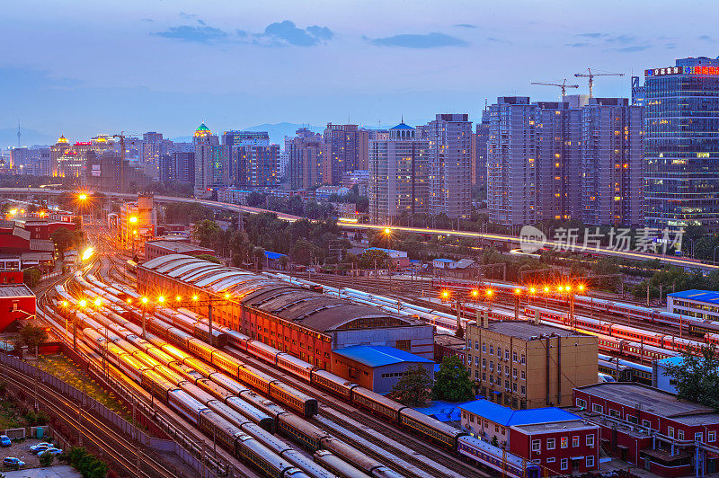 城市货运列车站在夕阳下