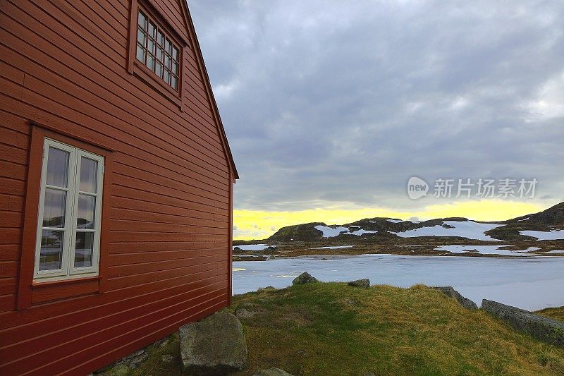 挪威:日落时哈丹格的红色Rorbu谷仓，挪威引人注目的风景，斯堪的纳维亚-北欧国家