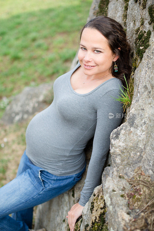 孕妇倚在岩石上