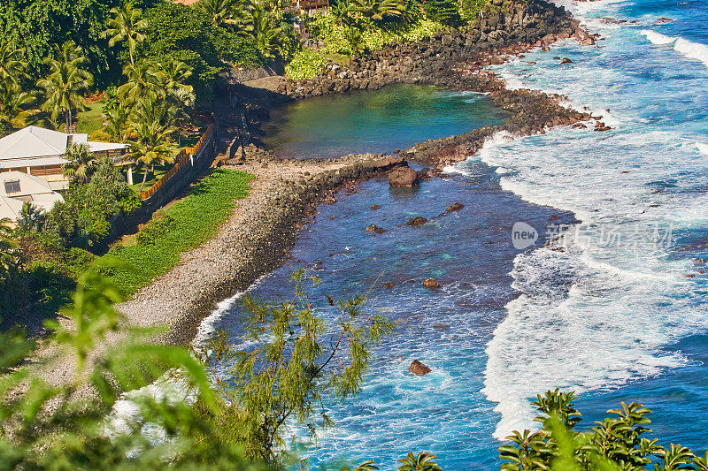 印度洋留尼汪岛上的大帽和巨浪强烈的蓝色海水