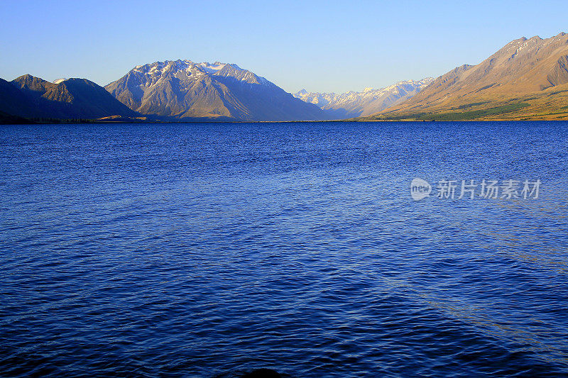 瓦纳卡湖的风景在壮观的日出，田园诗般的奥塔哥，南新西兰