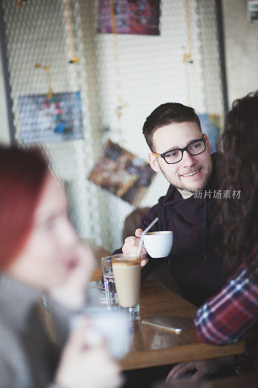 情侣在咖啡厅喝咖啡