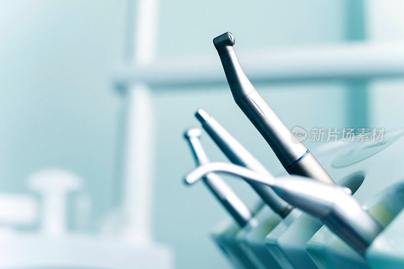 牙科诊所里的各种牙科器械和工具