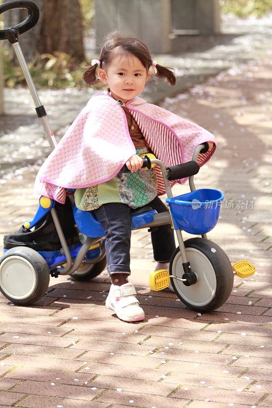 日本女孩骑三轮车(2岁)