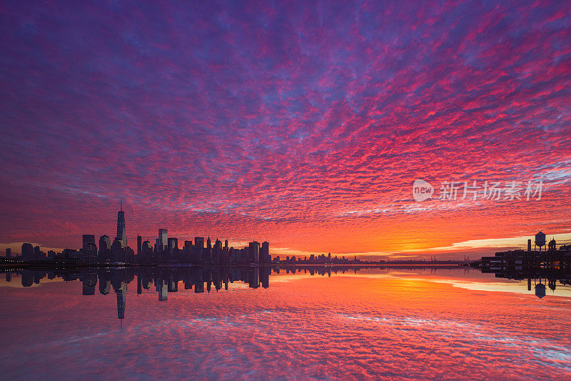 从自由州立公园俯瞰曼哈顿，五颜六色的日出