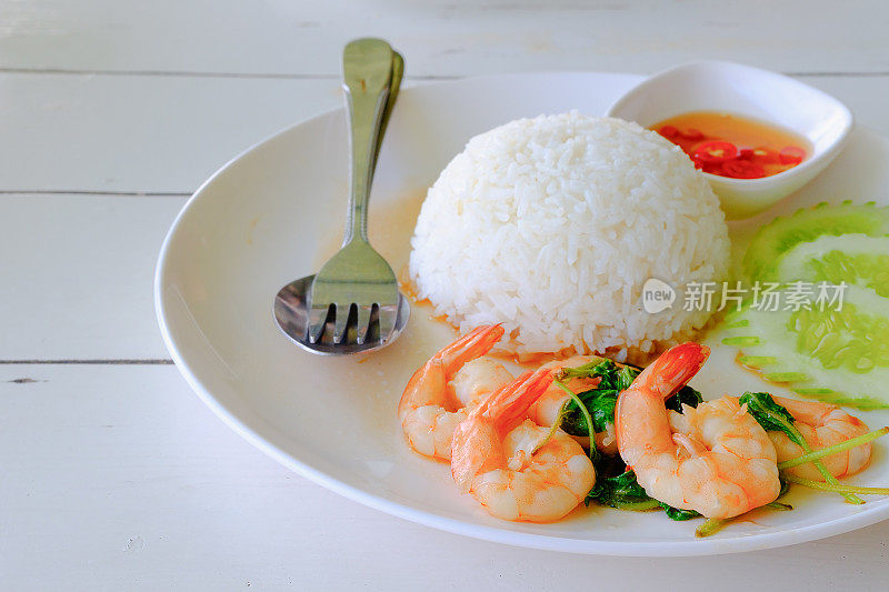 米饭配炸虾和罗勒，泰国菜菜单美味
