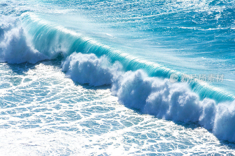 海浪拍打着马德拉海岸(葡萄牙)