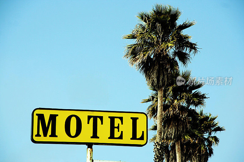 黄色汽车旅馆的标志和棕榈树