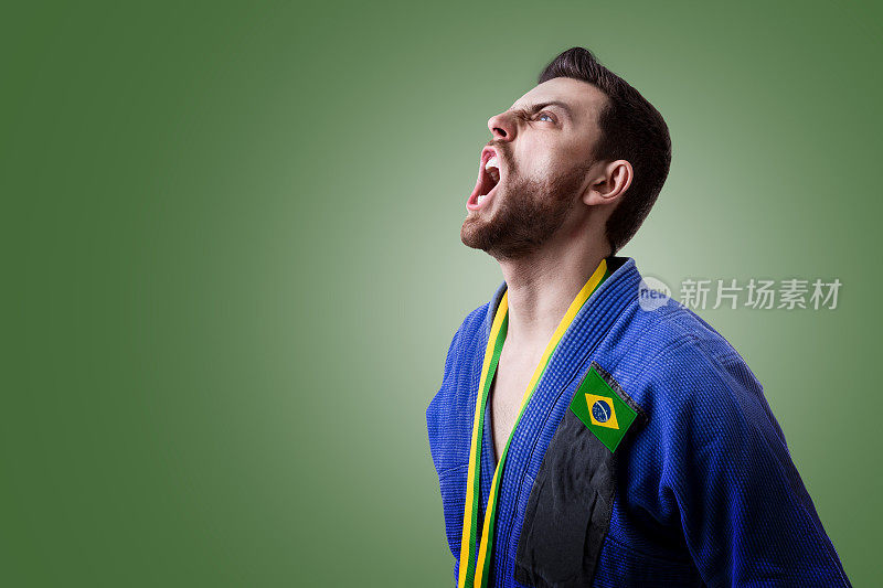 绿色背景上的巴西柔道选手