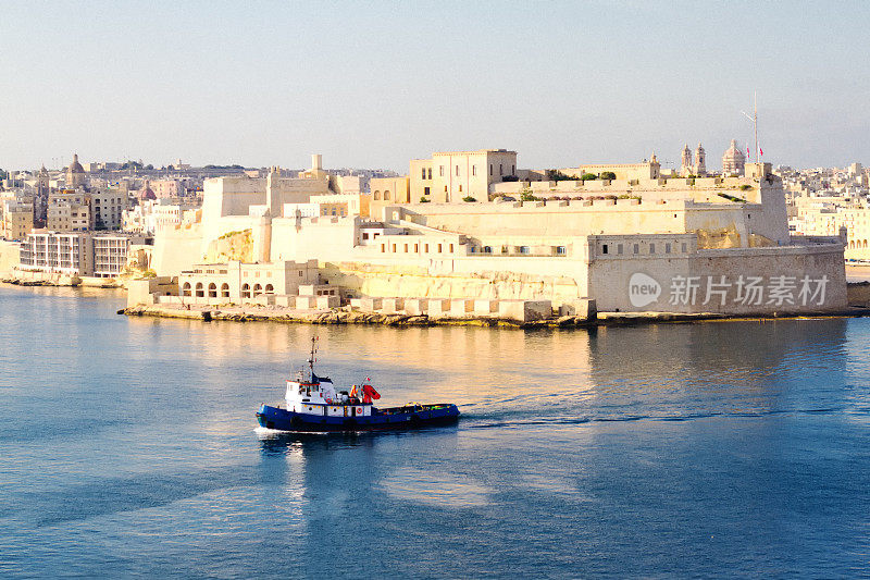 马耳他瓦莱塔:大港、拖船和圣安杰洛堡