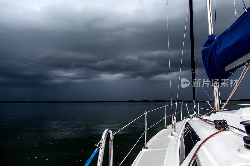 帆船概念与船和湖水风暴天气