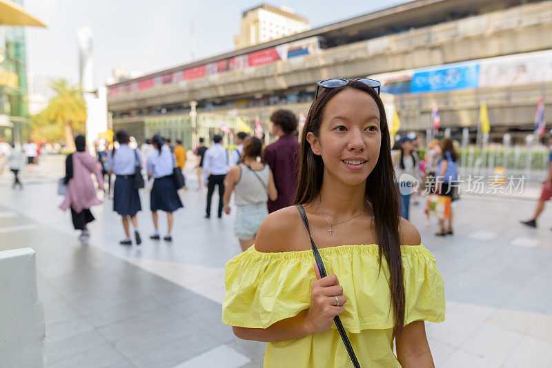 年轻美丽的多民族旅游女人的肖像享受生活在暹罗广场购物中心在泰国曼谷