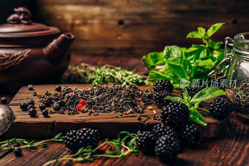 绿茶配黑莓，薄荷和百里香。