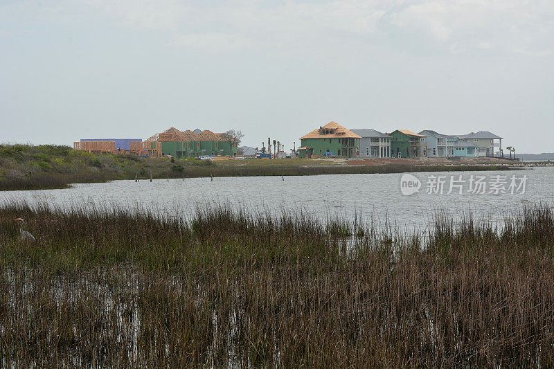 德克萨斯州罗克波特——在飓风哈维之前，海滨住宅正在建设中