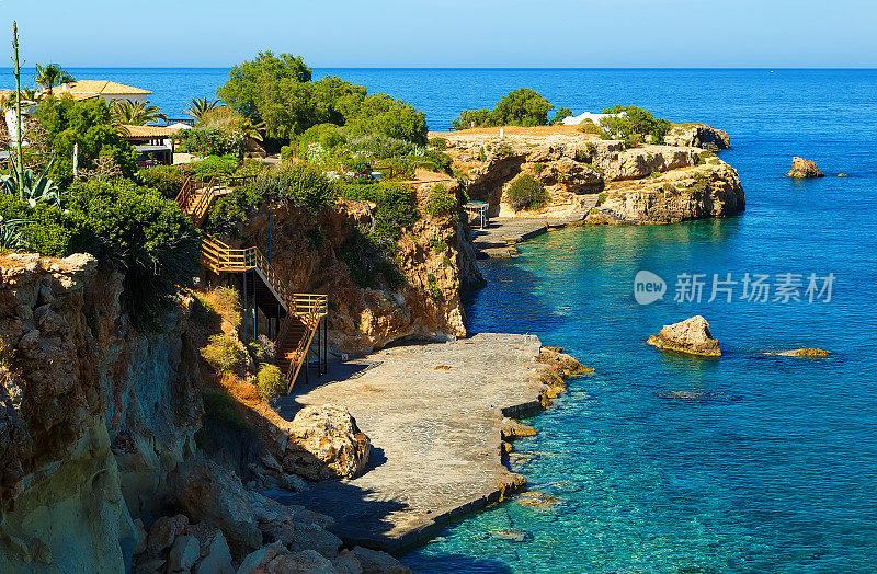希腊克里特岛赫拉克里翁附近海岸和海湾的美丽自然景色。