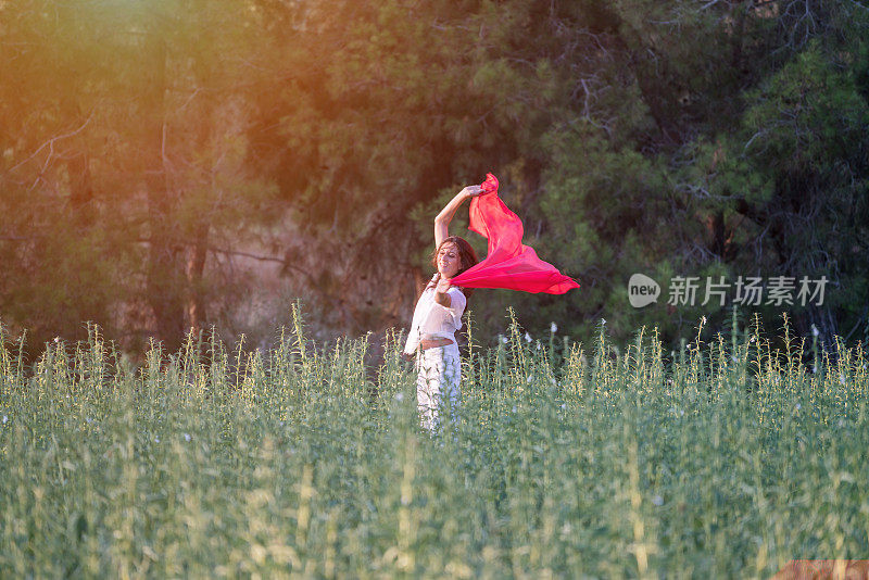 快乐的女人在草地上放松和跳舞