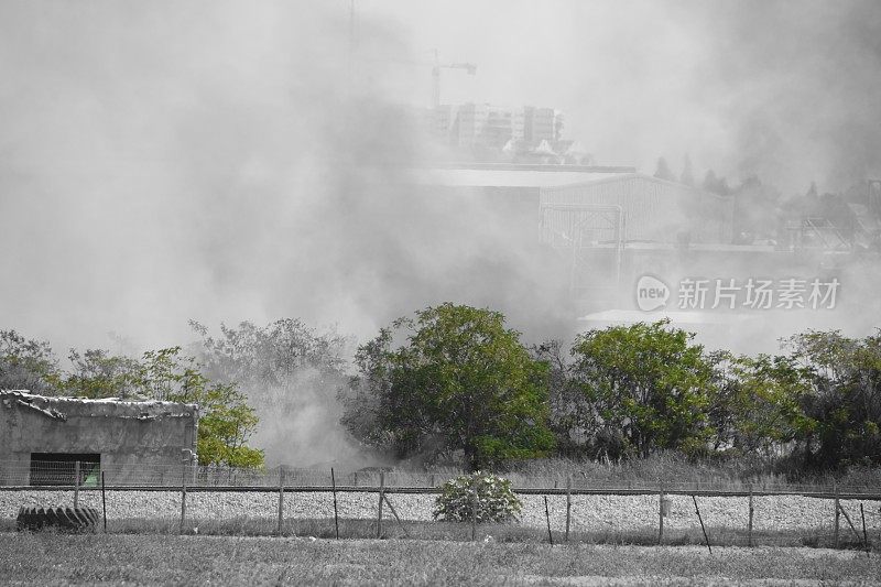 城市附近的田野着火了