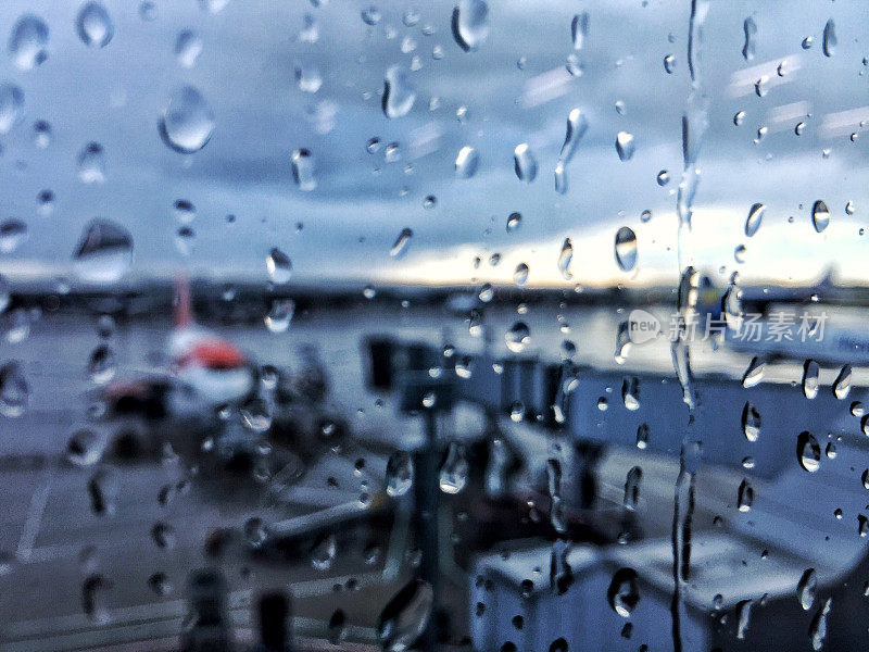 雨滴落在机场的窗户上