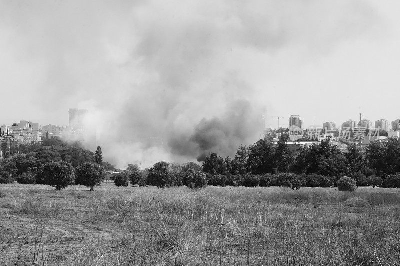 城市附近的田野着火了