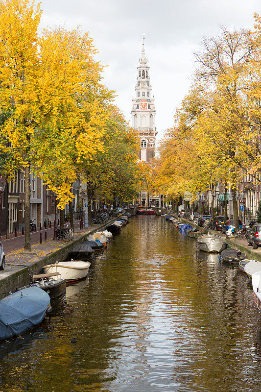 阿姆斯特丹运河的尽头是一座教堂。