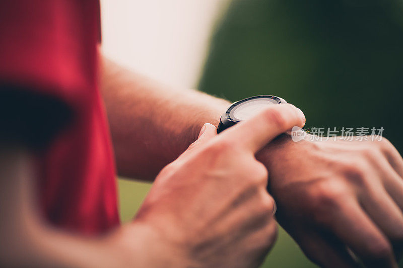 脉搏追踪，跑步者在智能手表上检查心率