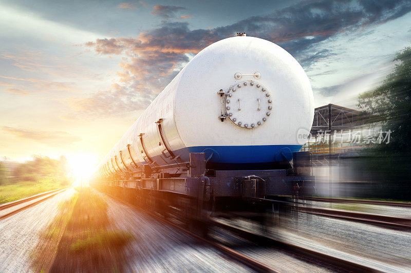 在日落时用铁路运输装有天然气的油罐