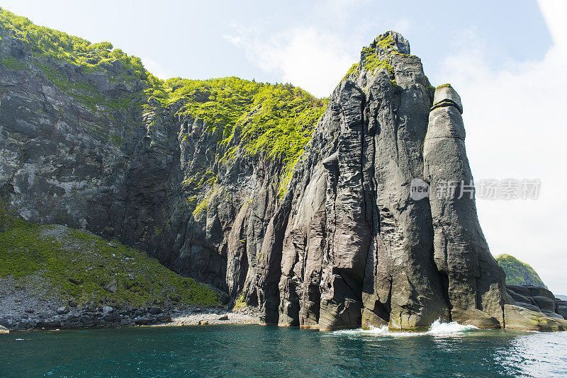 日本北海道知床半岛附近的岩石