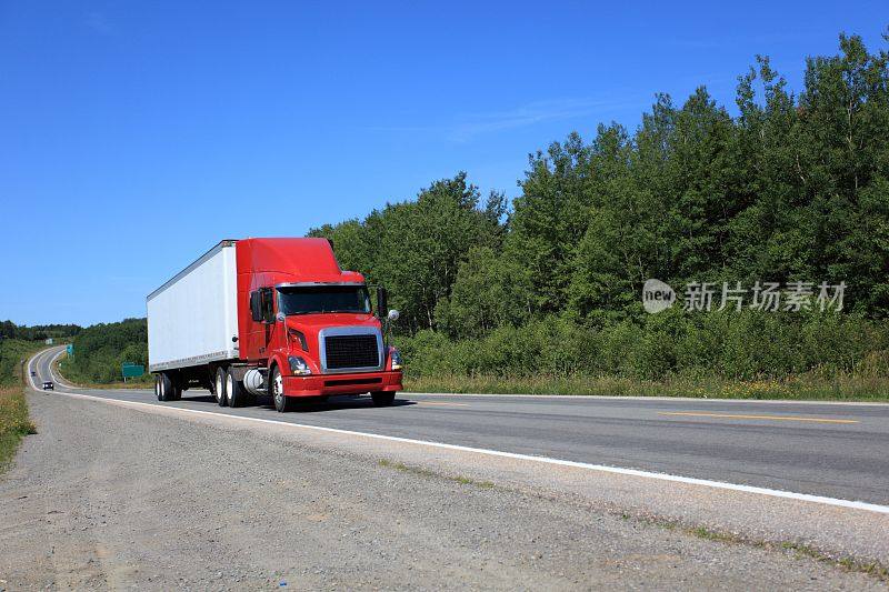 在公路上运输货物的半挂车。