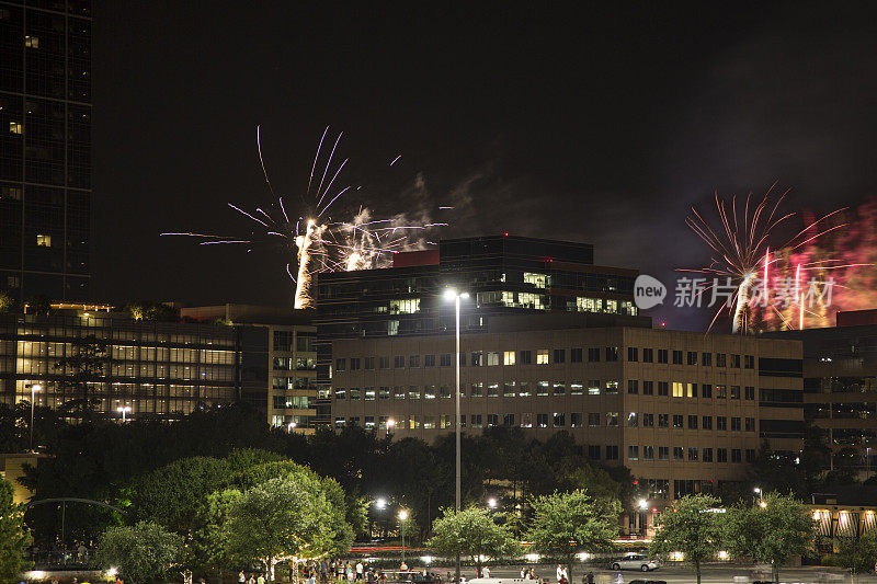 7月4日或在市区庆祝新年的烟花表演。