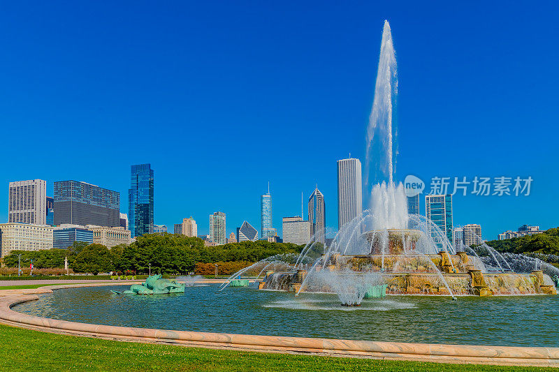 芝加哥的天际线和位于伊利诺伊州芝加哥格兰特公园的白金汉喷泉