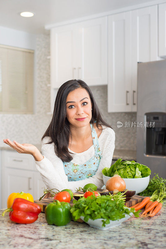 年轻的西班牙妇女正在准备一顿饭