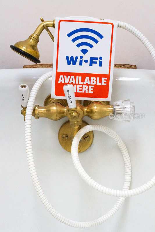 浴缸水龙头上的“Wi-Fi可用”标志