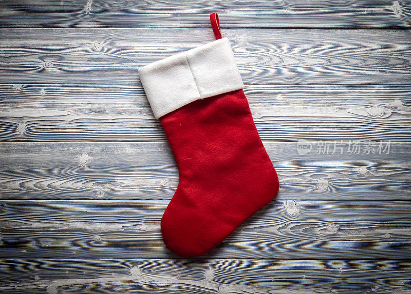 圣诞老人红色的袜子孤立在灰色