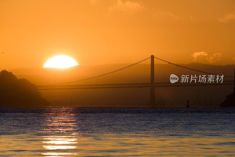 奥克兰海湾大桥上的日出