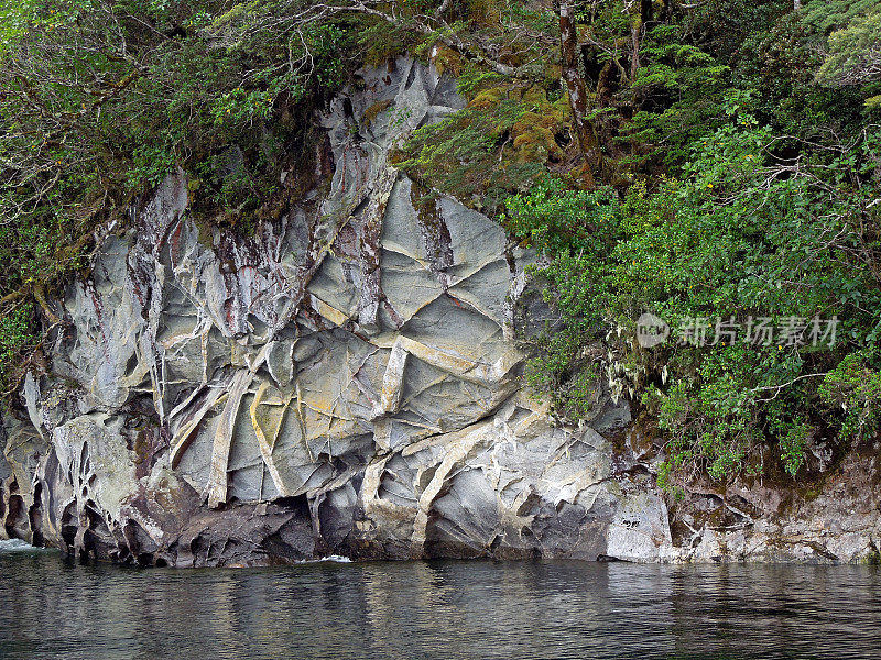 马纳波里湖上风化的花岗岩