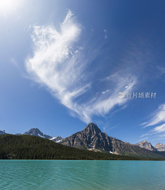 加拿大落基山脉上空戏剧性的云