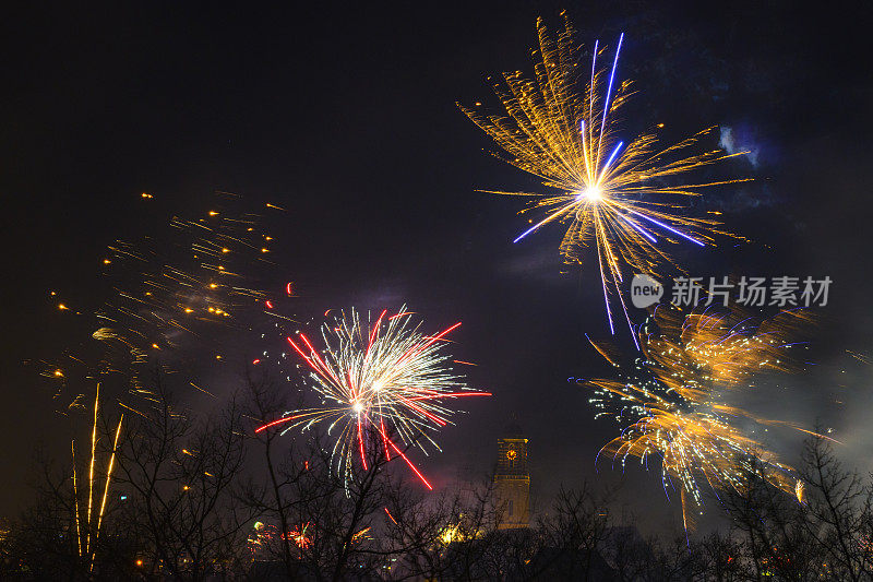 新年前夜的午夜焰火在Zwolle市与Peperbus钟塔