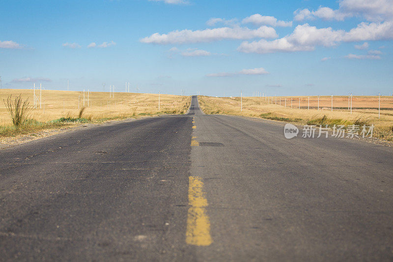 通往荒野的笔直公路