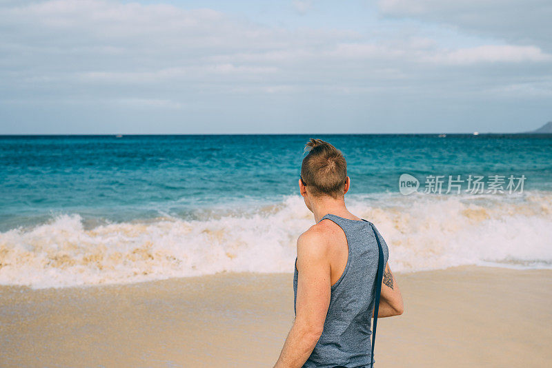 在佛得角度假的游客在美丽的海滩上