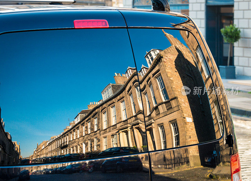 爱丁堡大街反映在面包车的油漆上