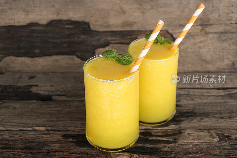 芒果果汁和成熟的芒果水果。