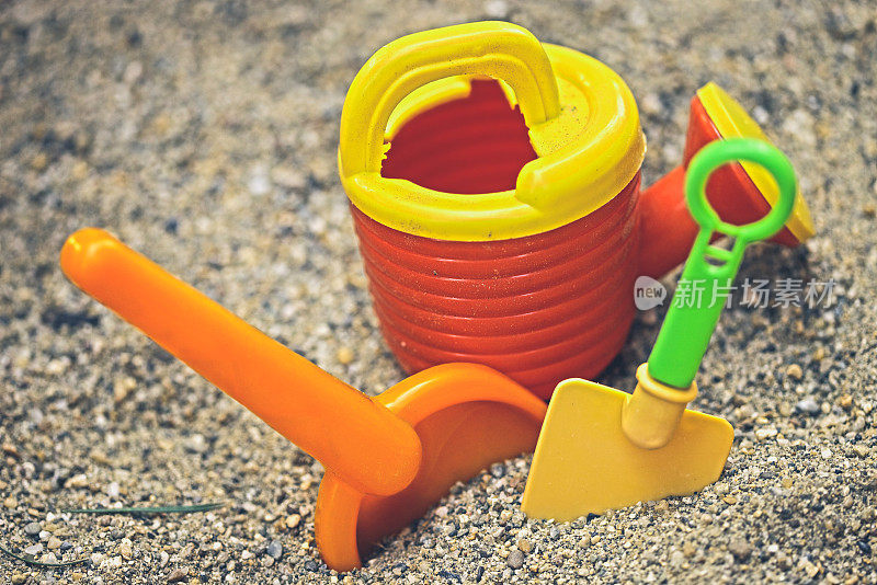 沙子里的塑料玩具