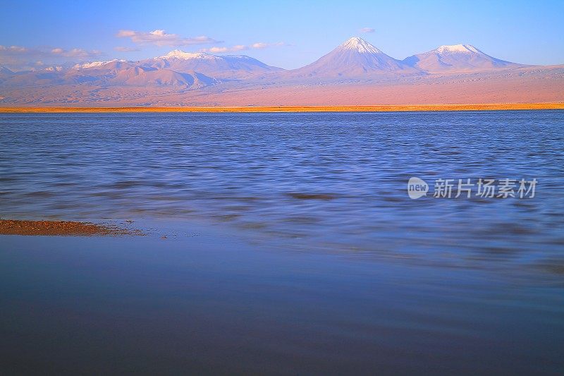 拉古纳-特宾基切湖，利坎卡武尔和Juriques火山在金色的日落-蓝绿色的湖反射和田园般的阿塔卡马沙漠，火山景观全景-圣佩德罗阿塔卡马，智利，Bolívia和阿根廷边境