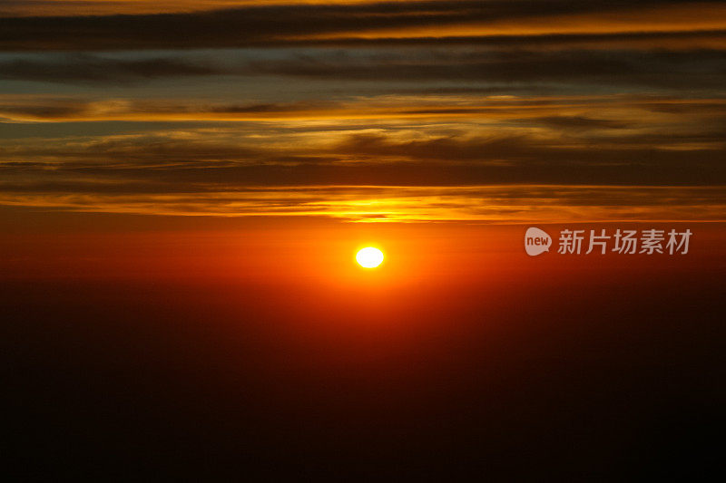 美丽的高空太阳从高原上空落下