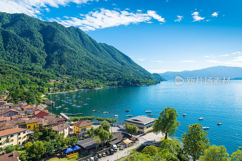 马焦雷湖，维尔巴诺，Caldè，意大利北部。在一个美丽的夏日，马焦雷湖最迷人的角落之一。鸟瞰图的小镇，村庄的Castelveccana，和小港口