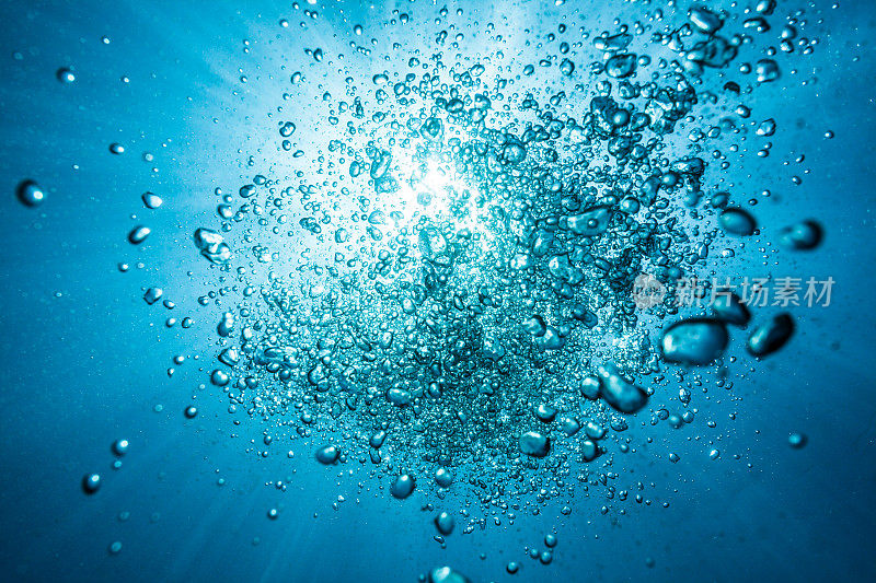 在阳光的照射下，潜水会产生气泡