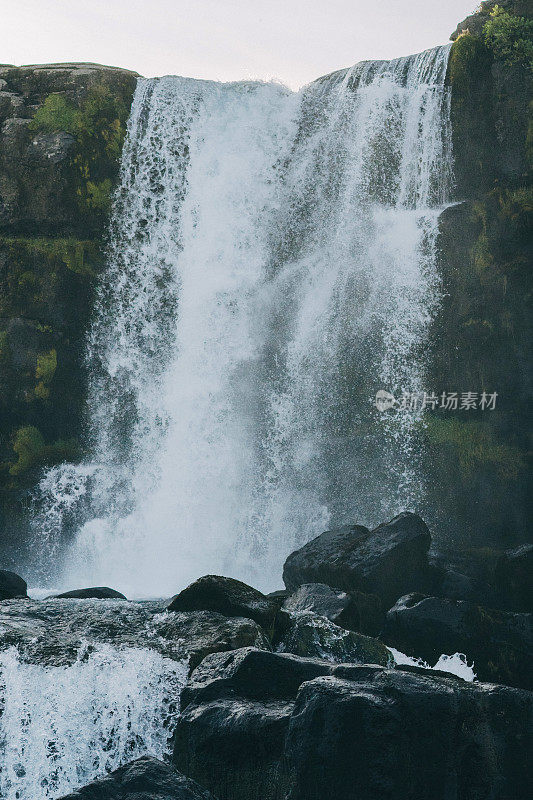 瀑布在山